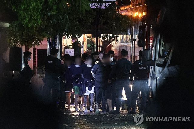 캄보디아 이민청서 공항으로 이송되는 한국인 구금자들