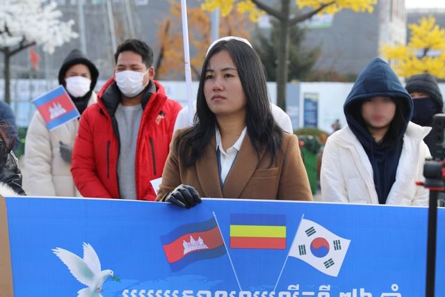 캄보디아 출신의 한국 국적 첸다(갈색 자켓)씨
