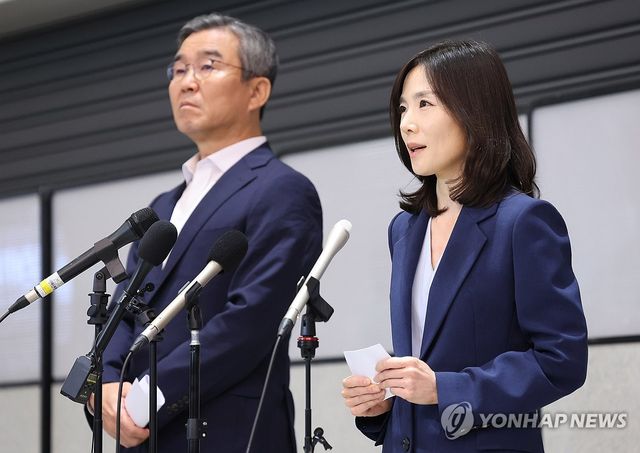 기자회견 진행하는 박성주 국수본부장과 김진아 차관