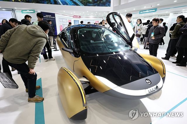 LG에너지솔루션 부스 둘러보는 관람객들