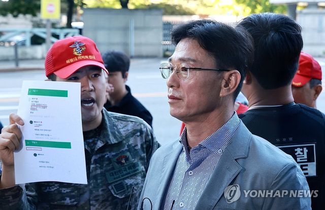 해병전우회 항의 받는 임성근 전 사단장