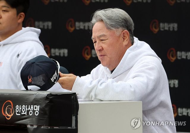 경기 준비하는 김경문