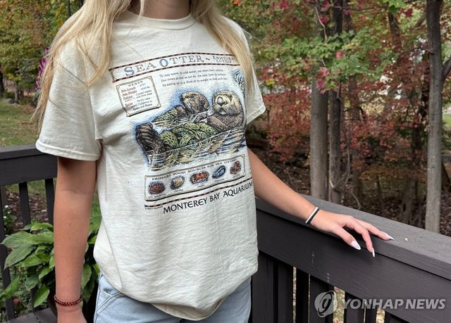 테일러 스위프트가 착용하면서 관심을 끈 후 다시 출시된 미국 캘리포니아주 몬터레이 베이 아쿠아리움의 해달 티셔츠