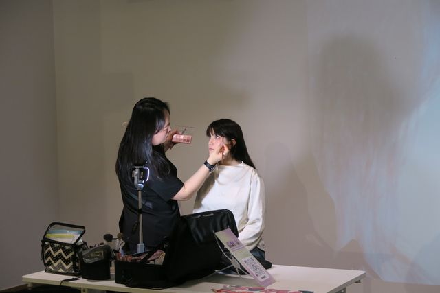 K팝 아이돌 메이크업 시연 행사