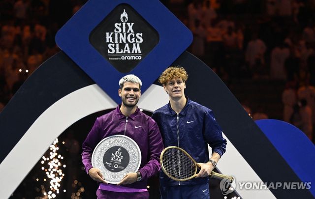 우승한 신네르(오른쪽)와 준우승 알카라스