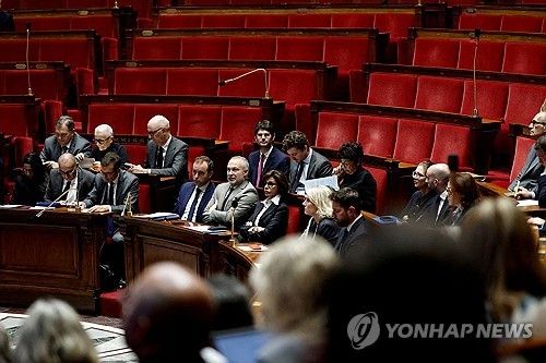 의회 출석한 프랑스 르코르뉘 내각