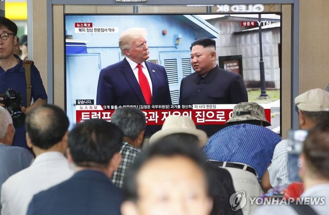 도널드 트럼프 미국 대통령과 김정은 북한 국무위원장의 2019년 판문점 회동 [EPA 연합뉴스 자료사진. 재판매 및 DB 금지]