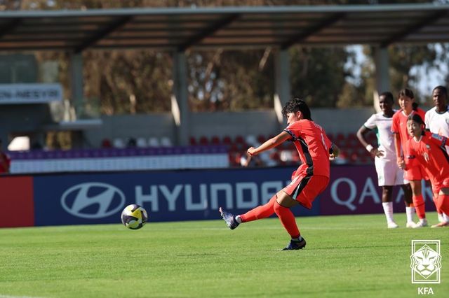 페널티킥을 시도하는 장예윤