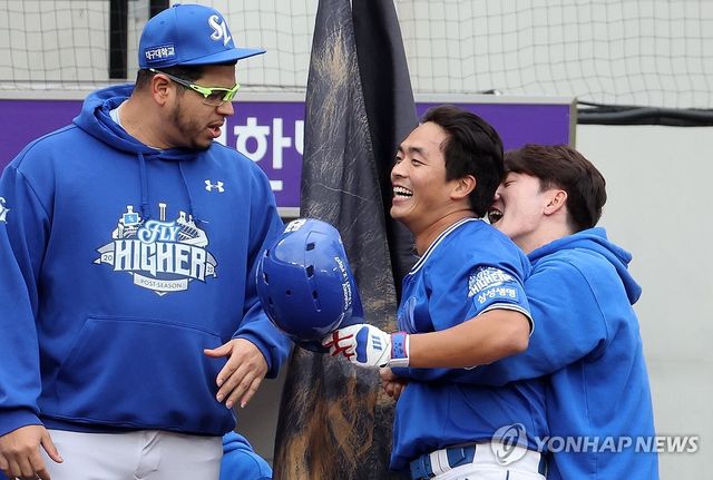 축하받는 김태훈