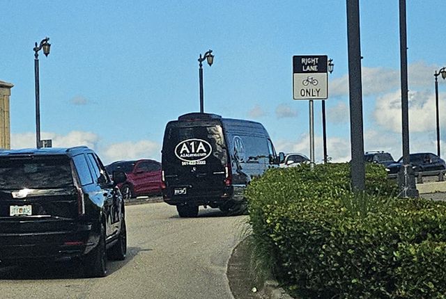손정의 회장과 韓기업 대표단이 탑승한 것으로 추정되는 리무진 버스