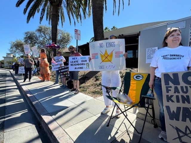 미 캘리포니아 거리에서 '노 킹스' 팻말 든 시위대