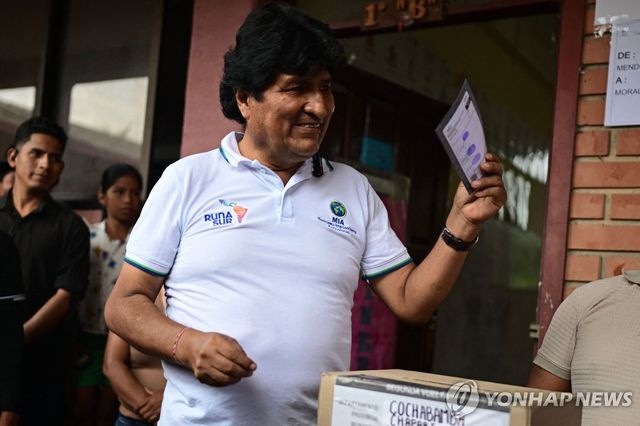 19일(현지시간) 대선 결선 투표하는 에보 모랄레스 전 볼리비아 대통령