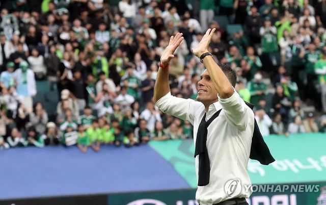 우승 확정 뒤 손 흔드는 거스 포옛