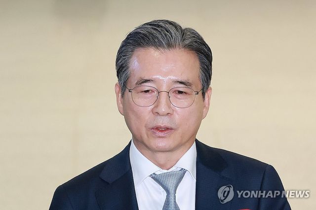 미국으로 출국하며 질문에 답하는 김용범 정책실장