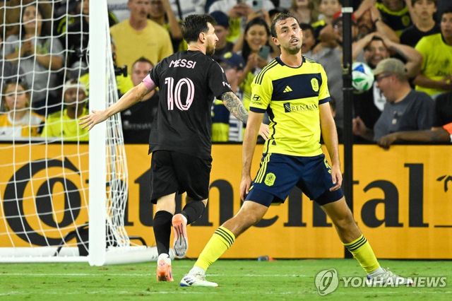 골세리머니를 펼치는 리오넬 메시