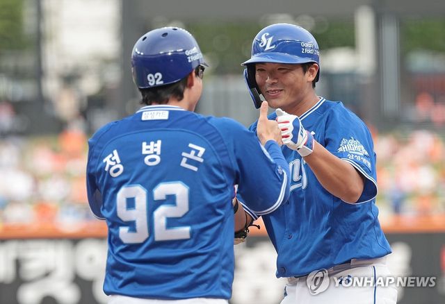 안타 치고 기뻐하는 삼성 김태훈