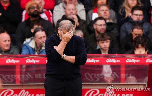 얼굴을 감싸 쥐는 안지 포스테코글루 감독