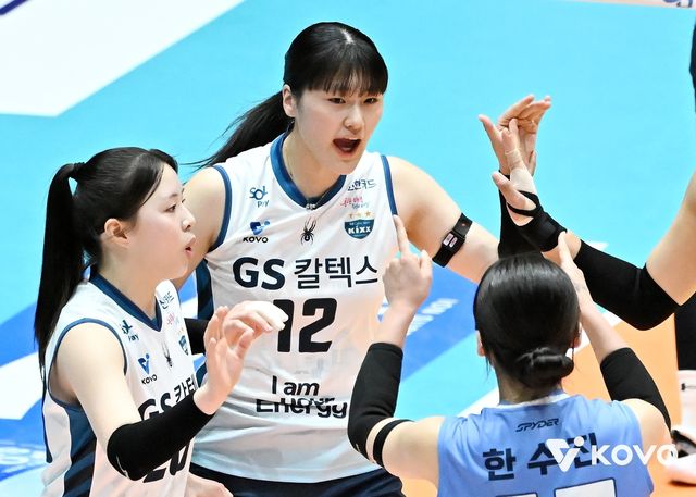 무릎 수술로 올 시즌 못 뛰는 GS칼텍스 이주아(가운데)