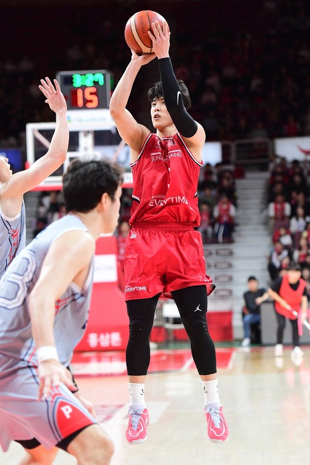 정관장 변준형의 슛