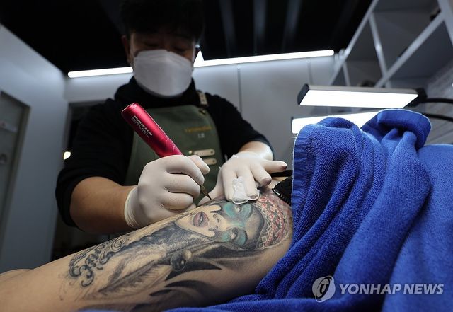 2024년 3월 7일 오후 서울의 한 작업실에서 타투이스트가 타투 작업을 하고 있다. [연합뉴스 자료사진]