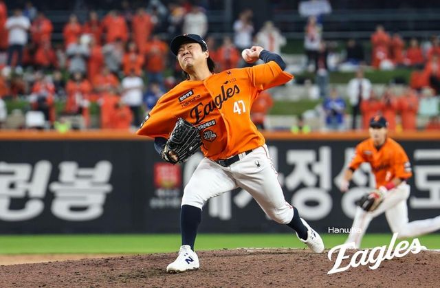 PO 1차전에서 온 힘을 다해 공 던지는 한화 김범수