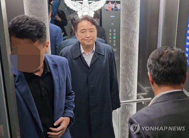 경찰, '돈봉투 수수 의혹' 김영환 충북지사 소환