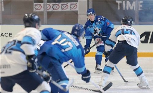 해트트릭으로 활약한 안진휘(오른쪽 2번째)