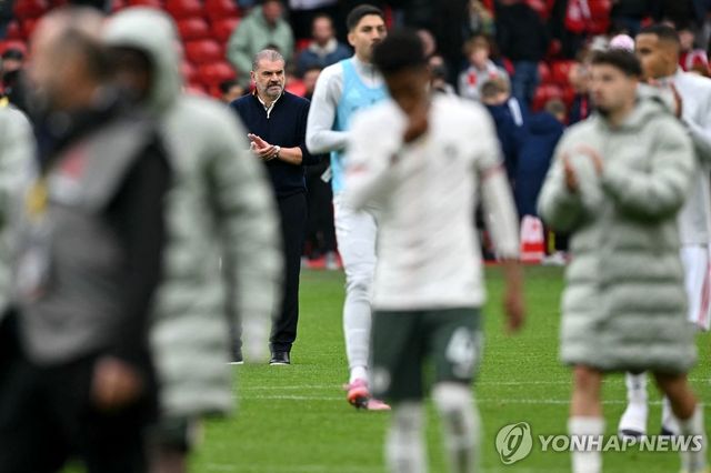 첼시에 완패한 뒤 고개 숙인 선수들과 안지 포스테코글루 감독