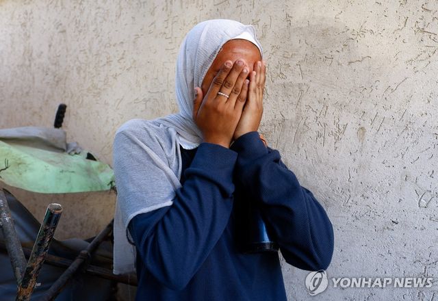 이스라엘 공습에 가족 잃은 팔레스타인인