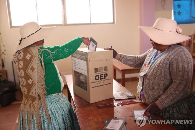19일(현지시간) 대선 결선 투표하는 볼리비아 주민