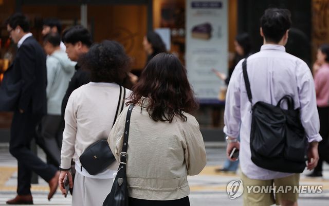 긴팔 옷 입는 시민들