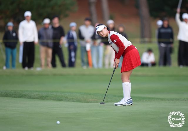 연장 5번째 홀에서 이율린의 퍼트 모습