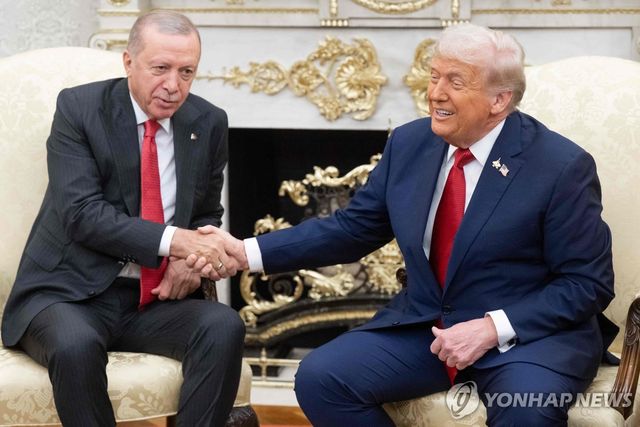 9월 25일 백악관에서 악수하는 도널드 트럼프 미국 대통령(오른쪽)과 레제프 타이이프 에르도안 튀르키예 대통령
