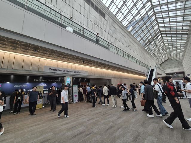 '스마트라이프위크(SLW) 2025' 첫 날 등록 대기하는 관람객들