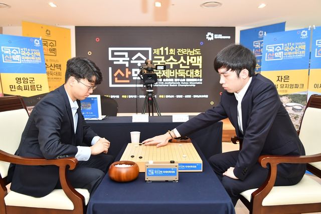 안성준(왼쪽) 9단이 국수산맥 국제바둑 결승에서 왕싱하오 9단에게 패했다.