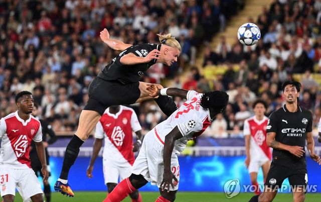 높은 위치에서 헤딩하는 홀란