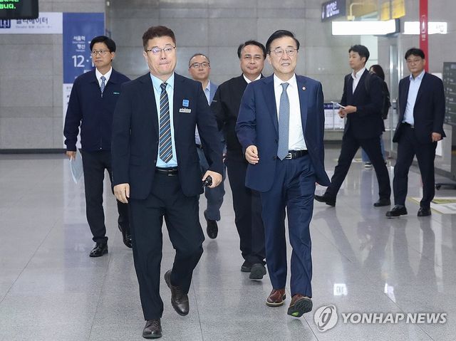 김윤덕 장관, 용산역 안전관리 현장 점검