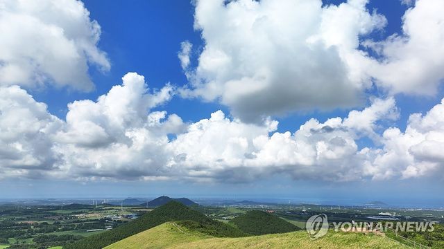 그림 같은 하늘 아래 새별오름