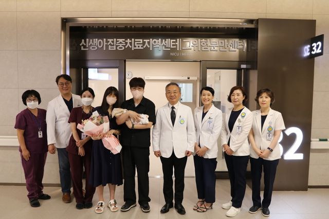 퇴원에 앞서 기념촬영한 유경희 씨 가족과 의료진