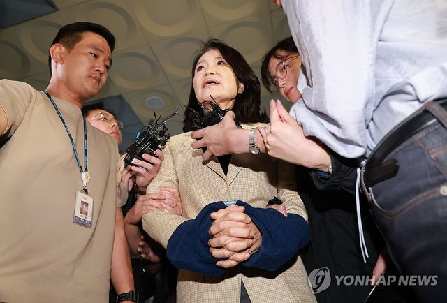 영등포경찰서 들어서는 이진숙 전 방통위원장