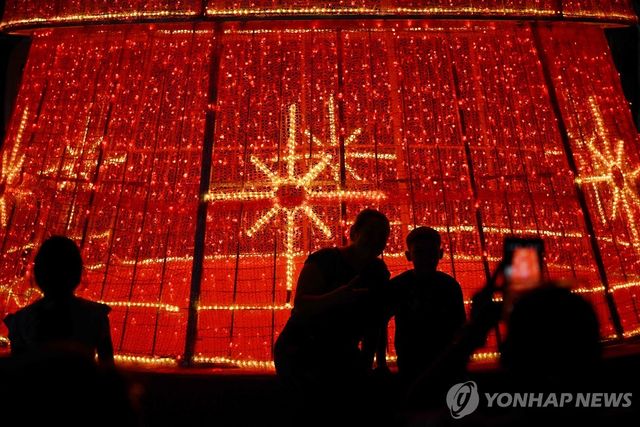 1일(현지시간) 카라카스에 설치된 크리스마스 조형물 