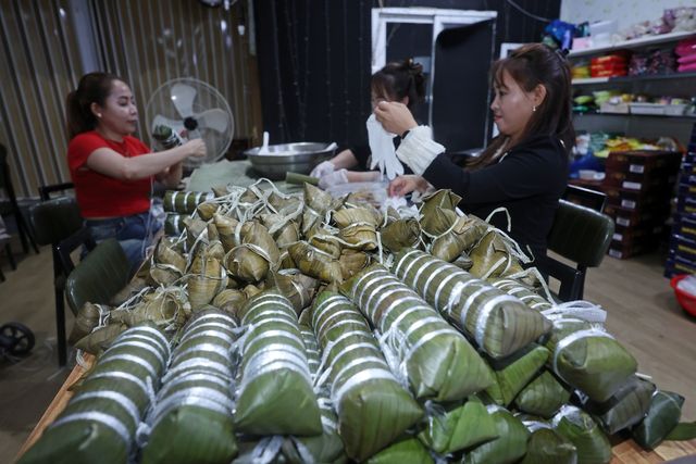 캄보디아 명절 떡 빚는 이주여성들