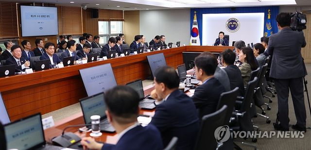 수석보좌관회의 주재하는 이재명 대통령