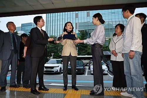 이진숙 전 방송통신위원장 체포, 선거법 위반 혐의 (서울=연합뉴스) 신현우 기자 = 국가공무원법 및 공직선거법 위반 등의 혐의로 체포된 이진숙 전 방송통신위원장이 2일 서울 영등포경찰서로 압송되며 취재진에 발언하고 있다. 2025.10.2 nowwego@yna.co.kr(끝)