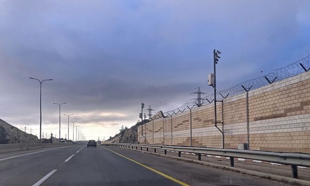 장벽, 철조망, CCTV