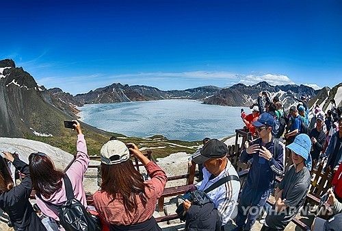중국 영토 내에서 백두산 천지 구경하는 관람객들