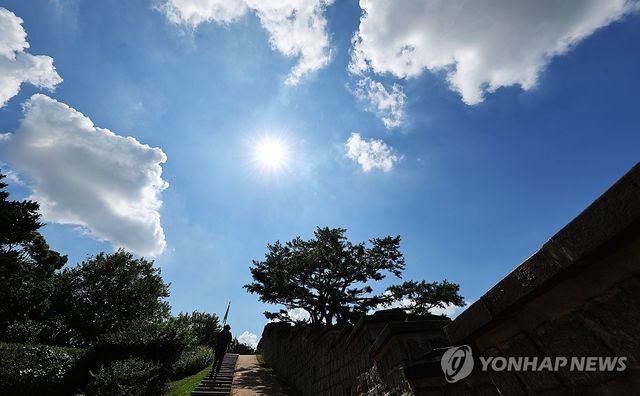 지난달 5일 시민들이 경기도 수원시 세계문화유산 화성(華城) 화서문 주변 성곽길을 걷고 있다. [연합뉴스 자료사진]