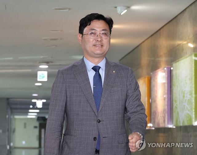 추경 관련 회의 참석하는 이정문 정책위수석부의장