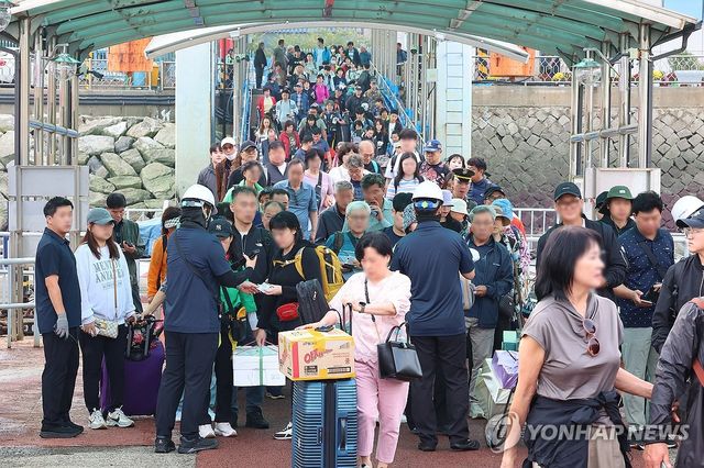 귀성객들로 붐비는 인천항 연안여객터미널