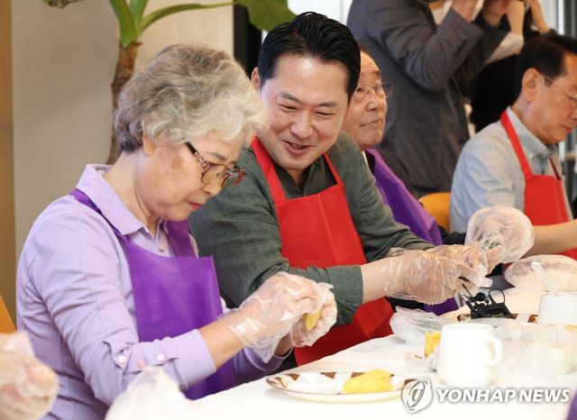 송편 빚는 장동혁 대표